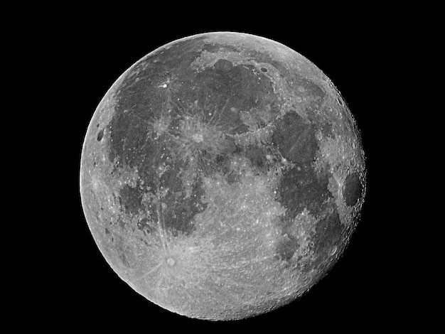 Primer plano de la luna contra un cielo despejado por la noche