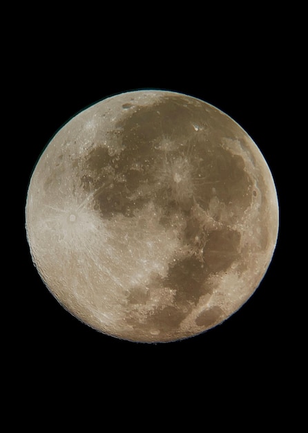 Primer plano de la luna llena en el cielo negro nocturno