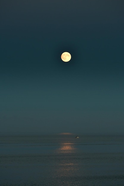 Un primer plano de la luna sobre el mar.