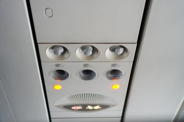 Primer plano de la luz de advertencia del cinturón de seguridad en el avión