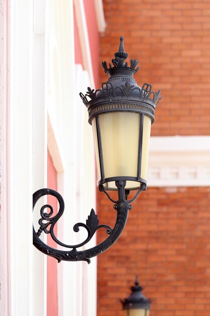 Primer plano de la luz de la calle contra el edificio