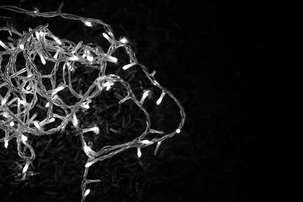 Foto primer plano de la luz de cuerda iluminada contra un fondo negro
