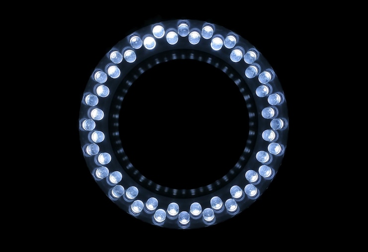 Foto primer plano de la luz eléctrica iluminada contra un fondo negro