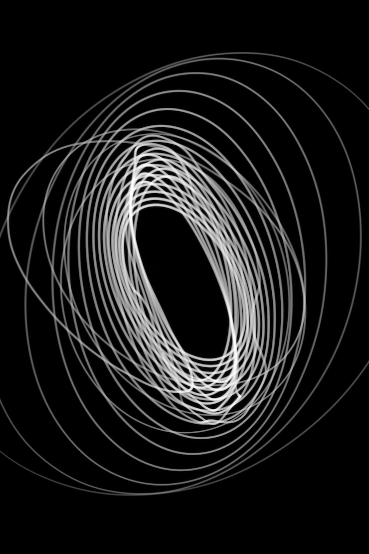 Foto primer plano de la luz en espiral contra un fondo negro