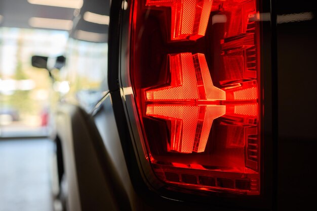 Primer plano de una luz de freno trasera de un automóvil