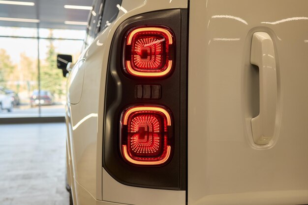 Primer plano de una luz de freno trasera de un automóvil