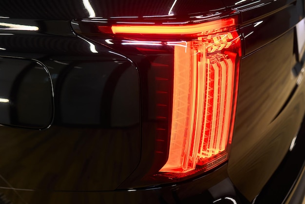 Primer plano de una luz de freno trasera de un automóvil