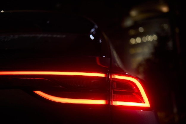 Primer plano de una luz de freno trasera de un automóvil