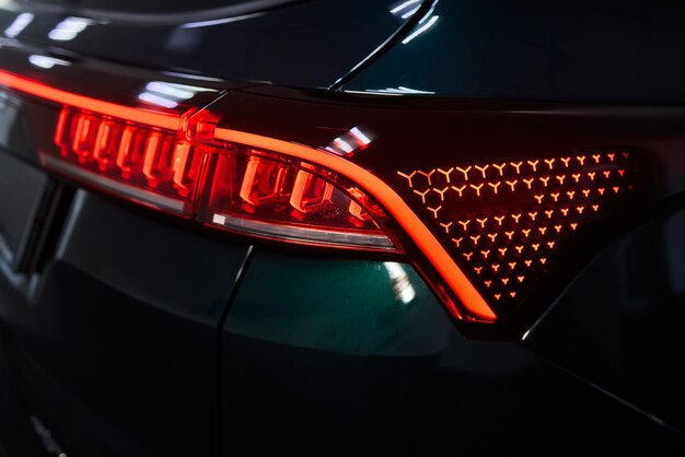 Primer plano de una luz de freno trasera de un automóvil