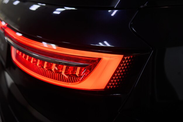 Primer plano de una luz de freno trasera de un automóvil