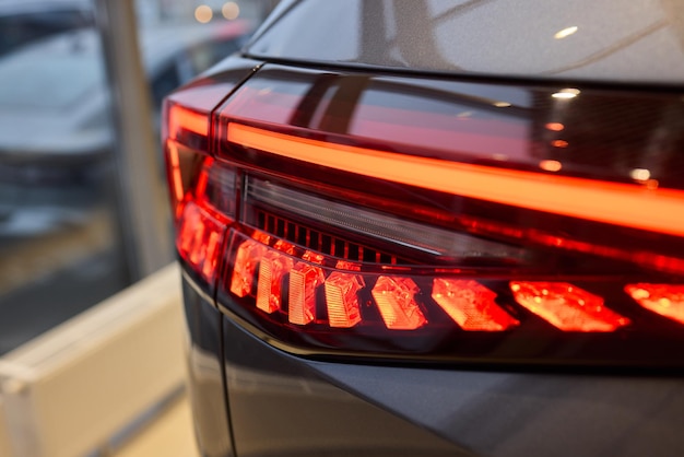 Primer plano de una luz de freno trasera de un automóvil