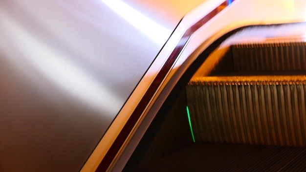 Primer plano de la luz iluminada en la mesa contra la pared