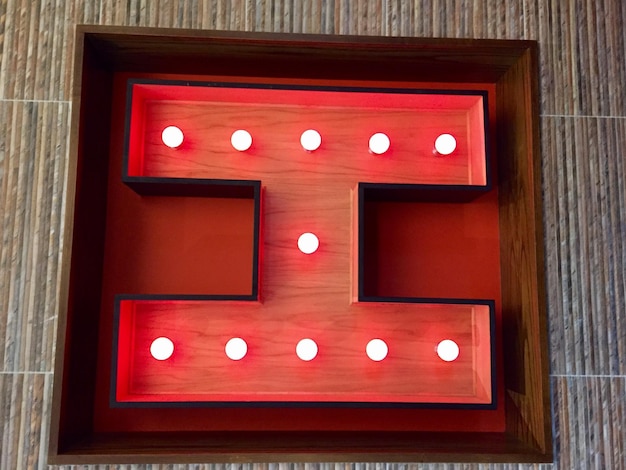 Primer plano de la luz roja iluminada