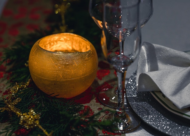 Primer plano con la luz romántica de la vela encendida sobre una mesa decorativa