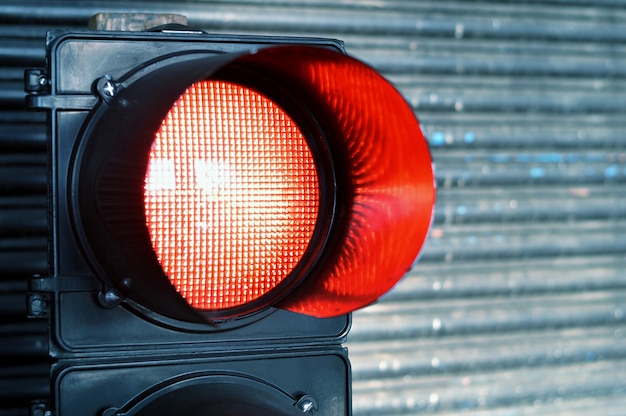 Primer plano de la luz de señal roja