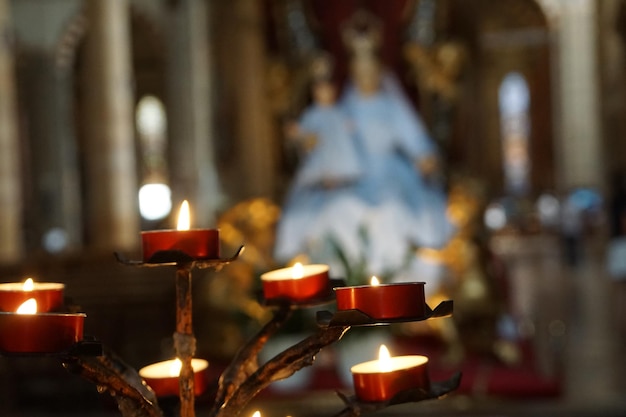 Primer plano de la luz del té iluminada en la iglesia