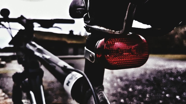 Foto un primer plano de la luz trasera roja de una bicicleta en el campo