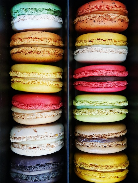 Primer plano de macarrones multicolores