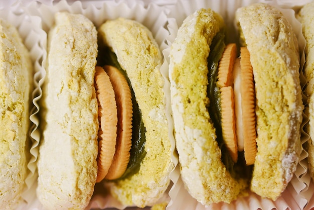 Primer plano de macarrones con naranja y chocolate