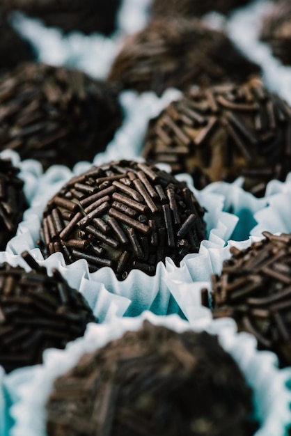 Primer plano macro de dulces tradicionales brasileños brigadeiros hechos de chocolate y leche condensada