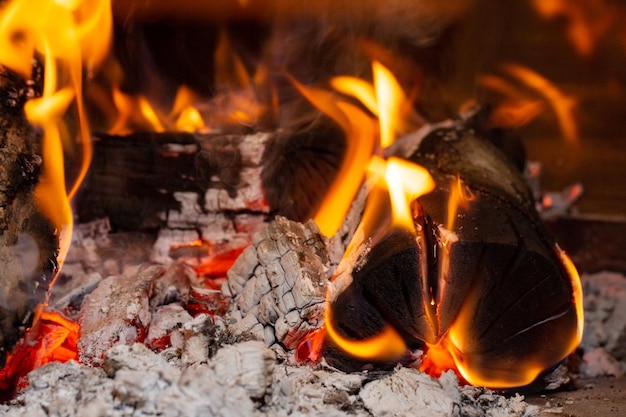 Primer plano de madera de chimenea, fuego