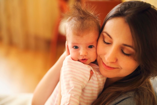 Foto primer plano de la madre abrazando a la niña