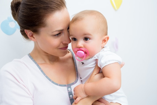 Primer plano de la madre y el bebé con chupete