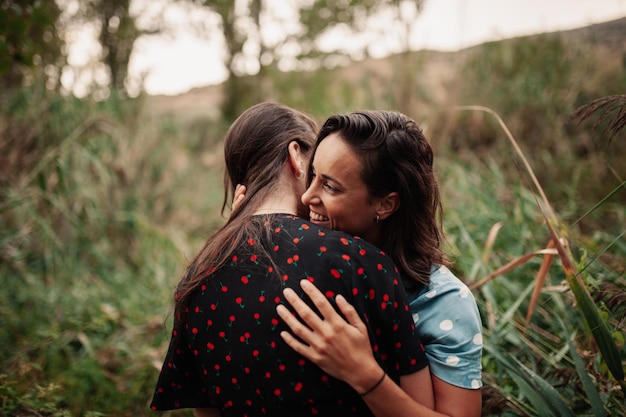 Primer plano de madre e hija abrazándose al aire libre