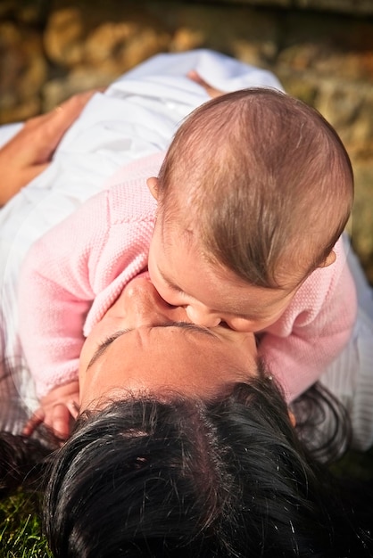 Primer plano de madre e hija relajándose al aire libre