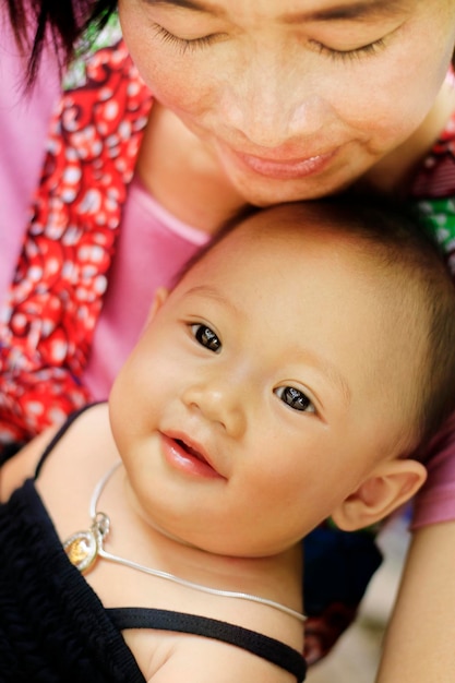 Foto primer plano de una madre y una hija sonrientes