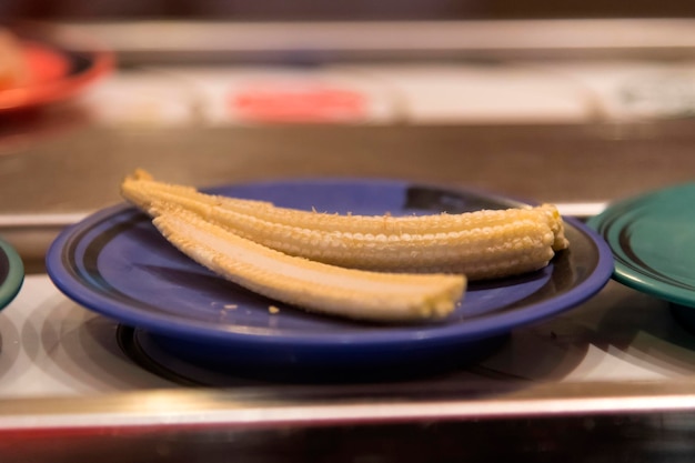 Primer plano de maíz dulce en un plato sobre la mesa