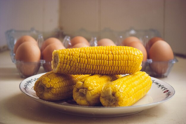 Foto primer plano de maíz y huevos en la mesa
