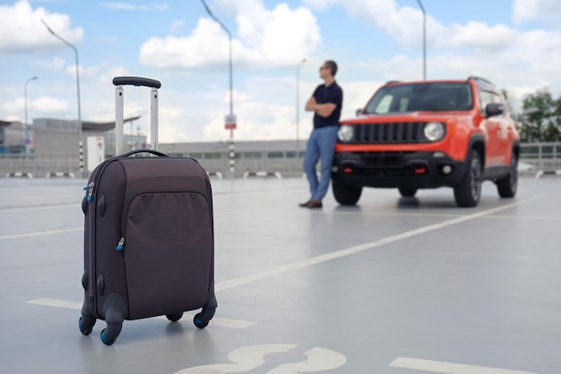 Primer plano de la maleta al aire libre en el fondo del coche