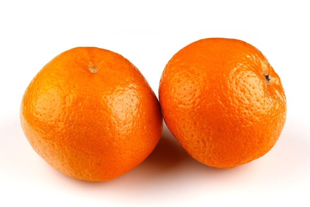 Primer plano de mandarina de fruta útil entera sin pelar