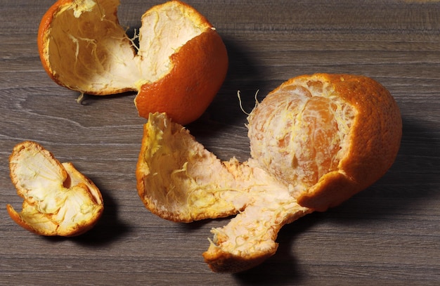Un primer plano de una mandarina medio pelada