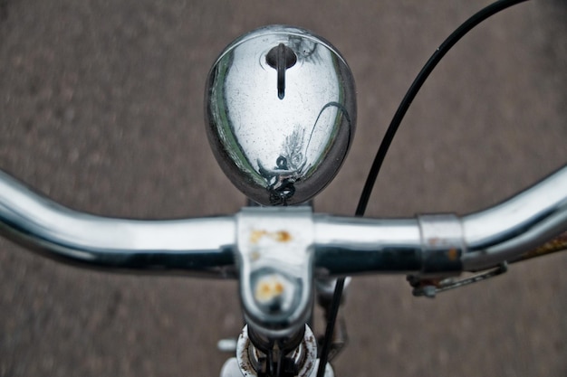 Primer plano del mango de la bicicleta en la carretera