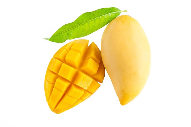 Primer plano de un mango contra un fondo blanco