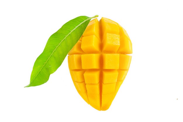 Primer plano de un mango contra un fondo blanco