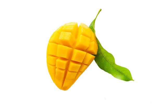 Primer plano de un mango contra un fondo blanco
