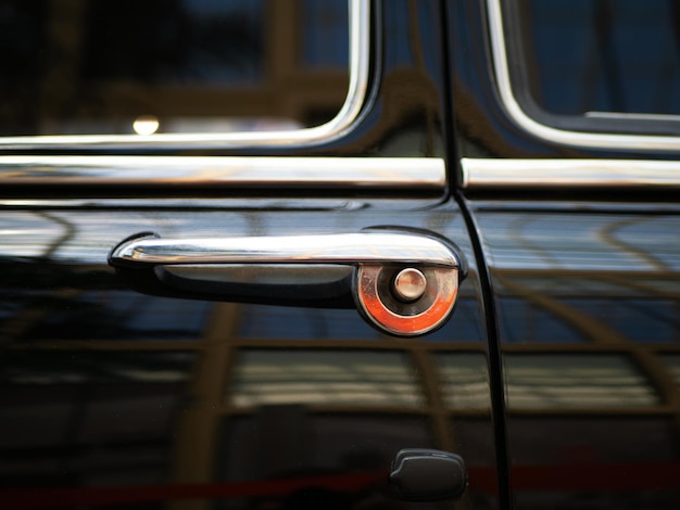 Foto primer plano de un mango de cromo de acero de un coche viejo