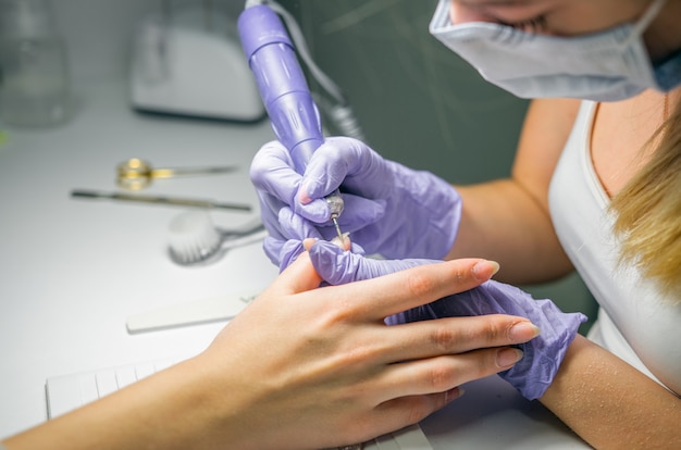 Primer plano de manicurista en el trabajo