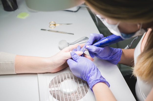 Primer plano de manicurista en el trabajo