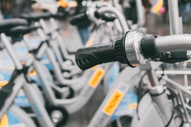 Primer plano de la manija de la bicicleta con gotas de lluvia