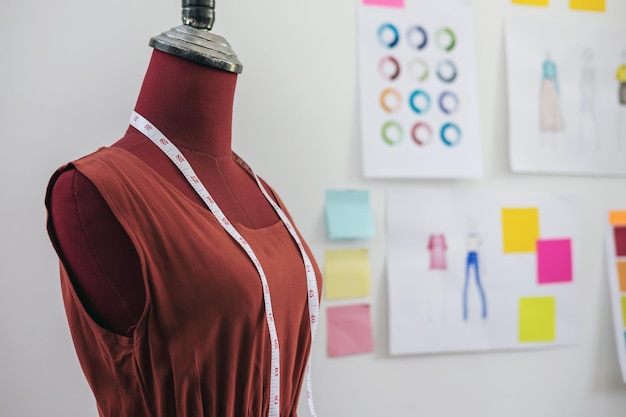 Foto primer plano del maniquí contra la pared en una tienda de ropa