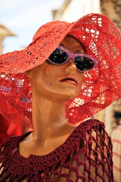 Foto primer plano de un maniquí con gafas de sol y sombrero