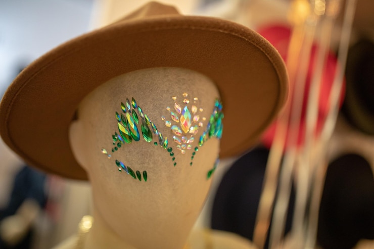 Foto primer plano del maniquí con sombrero