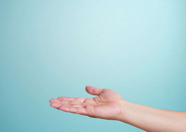 Foto primer plano de la mano aislado sobre fondo azul palma hacia arriba