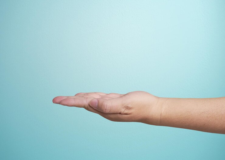 Foto primer plano de la mano aislado sobre fondo azul palma hacia arriba