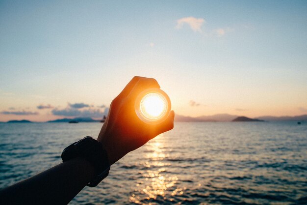 Primer plano de la mano al atardecer
