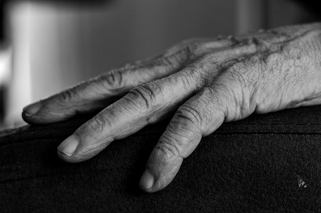 primer plano de una mano de un anciano foto en blanco y negro